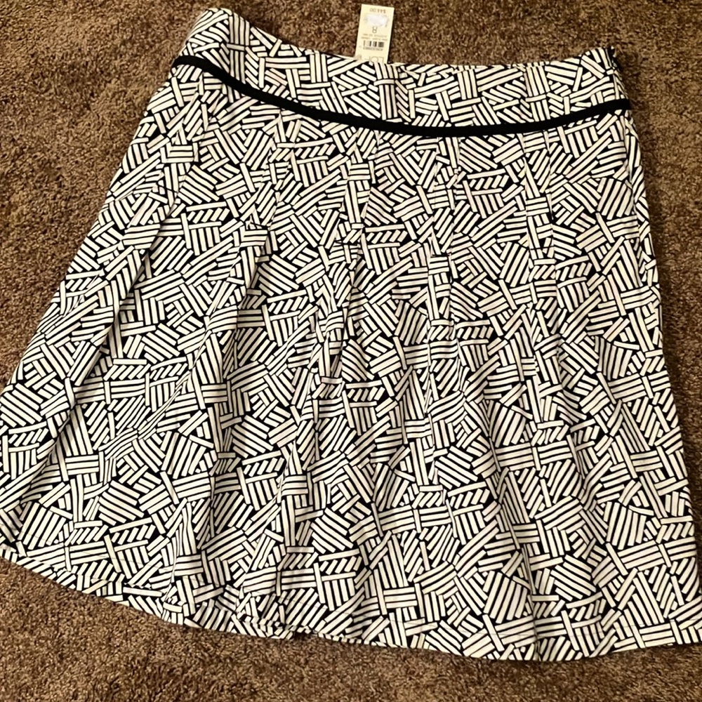 LOFT. BLACK AND WHITE SKIRT. SIZE 8. VERY NICE LIGHTWEIGHT FABRIC. NWT - Picture 5 of 6
